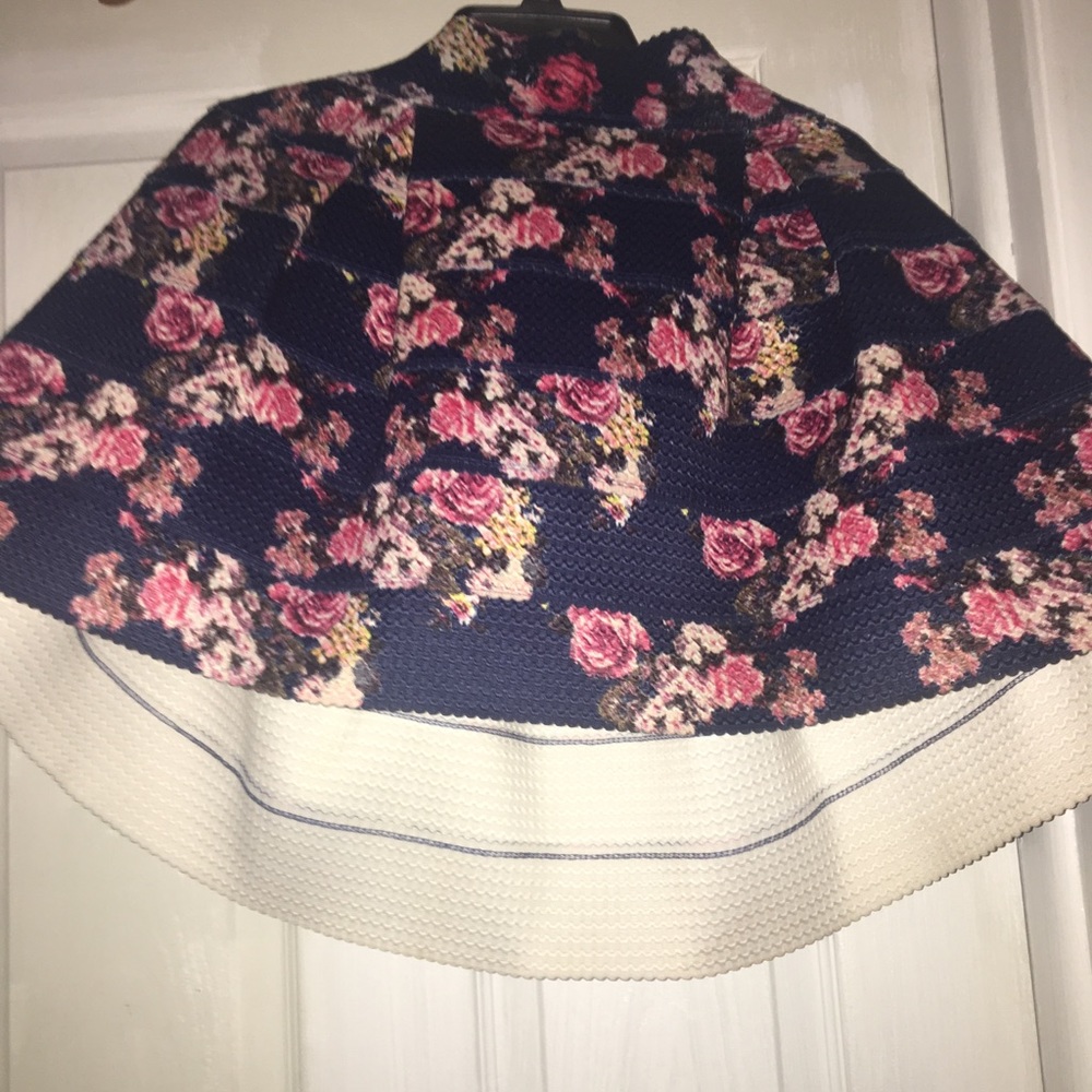 Floral shirt with a round and elastic band! Poofy!
